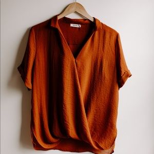 Cute sienna top perfect for fall, size small.